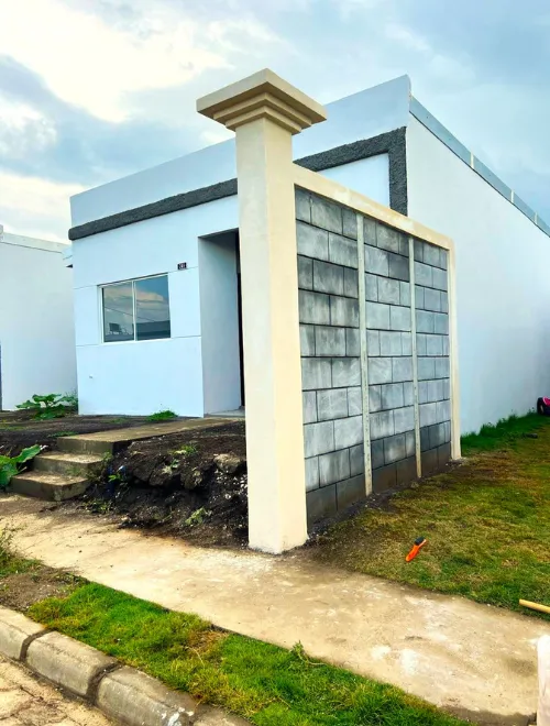 Muro perimetral residencial construido con bloques de concreto Maxiblock y una columna decorativa intermedia de concreto reforzado.