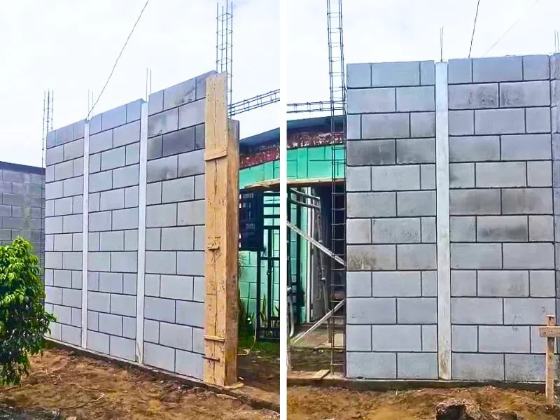 Proceso de construcción de la nueva fachada utilizando el sistema prefabricado Maxiblock. La imagen dividida muestra a un obrero trabajando sobre un andamio en la instalación del encofrado superior de madera y las columnas de concreto que enmarcan los nuevos accesos para el portón y la puerta peatonal.